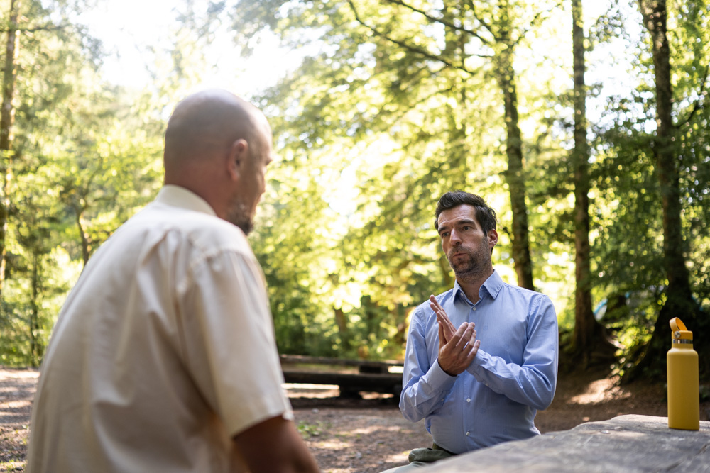Gilles Cherix in a coaching session in the forest